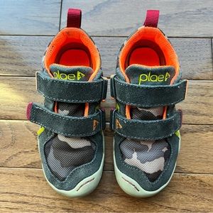 Plae Ty shoes size: 9.5